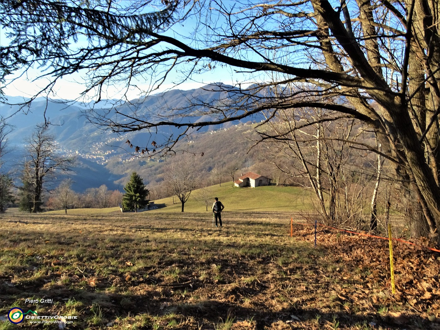 92 Splendida vista panoramica sulla conca di Zogno dalle Stalle Foldone.JPG